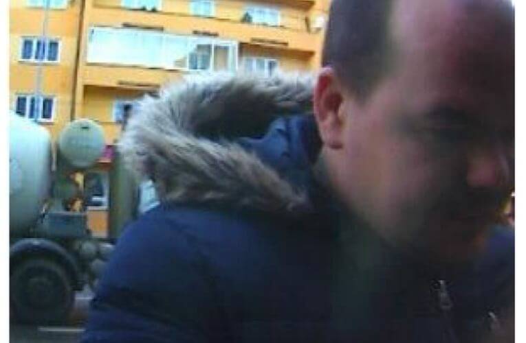 Poznáváte mladého muže na fotografii?