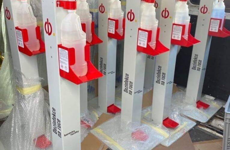 Dezinfekční stojany dostalo město darem