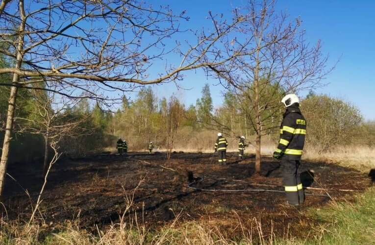 Přes desítku požárů v přírodním prostředí za poslední dny