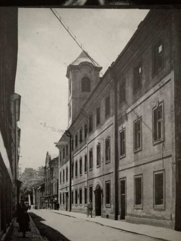 Bývalá-piaristická-kolej-od-roku-1784-pak-biskupská-rezidence-ve-stejnojmenné-ulici.-Pohled-od-radnice.