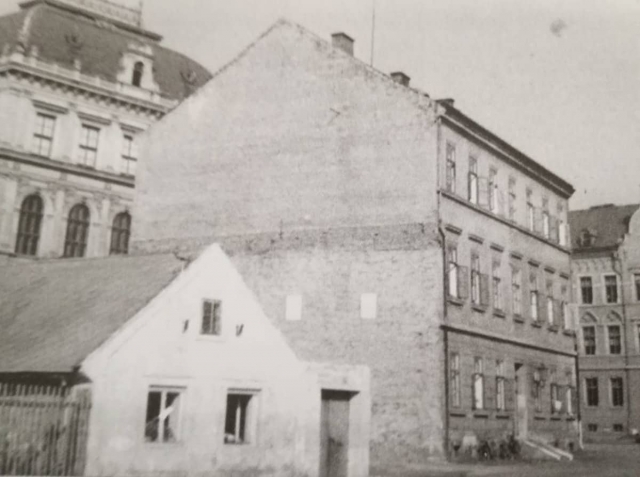 Dnes-již-neexistující-policejní-dům-na-náměstí-Horsta-Wessela-Senovážné-náměstí.-V-pozadí-jihočeské-muzeum.-Rok-1942.