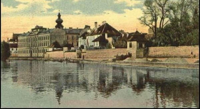 Gymnázium-vedle-kláštera.-Fotografie-z-roku-1909
