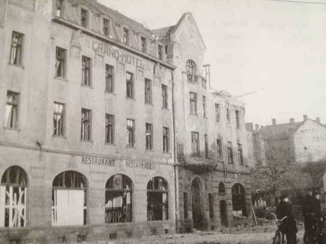 Hotel-Grand-po-bombardování-na-jaře-roku-1945