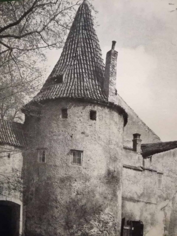 Hradební-věž-otakarka-v-dnes-již-nepřístupné-klášterní-zahradě.-Foto-1950