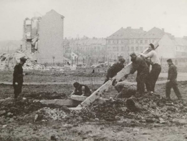 Odstraňování-vevybuchlé-pumy-nedaleko-nádraží.-Na-tuto-nebezpečnou-práci-byli-nasazeni-vězni-pod-dohledem-českých-policistů.-Duben-1945