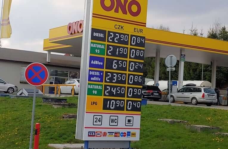 Cena benzinu padá. Litr se dá natankovat i za 21,90 Kč