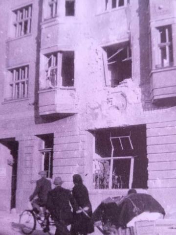 Poškozený-Schwarzenberský-dům.-Během-náletu-v-roce-1945.-Dnes-restaurace-U-Černého-koníčka-na-Žižkově-ulici