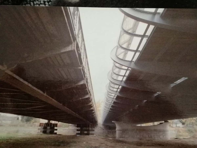 Rok-1998-vlevo-starý-Dlouhý-most-z-třicátých-let-vpravo-ten-současný.