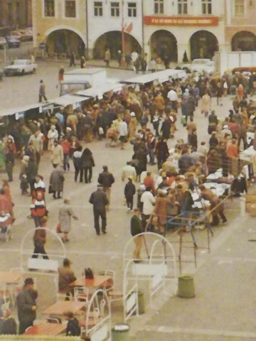 Tradiční-výroční-trhy-na-náměstí.-Foto-1986.-Mnozí-pamatují😉