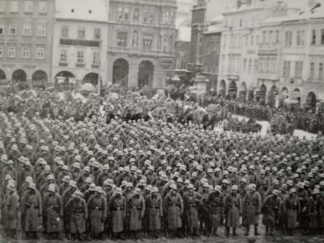Vítání-německé-armády-na-Masarykově-náměstí-Přemysla-Otakara-15.-března-1939