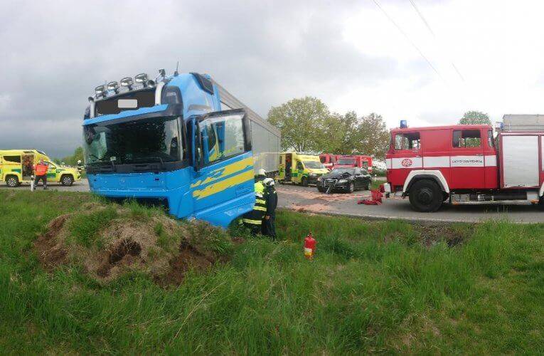 Střet dvou kamiónů a osobního auta u Velešína