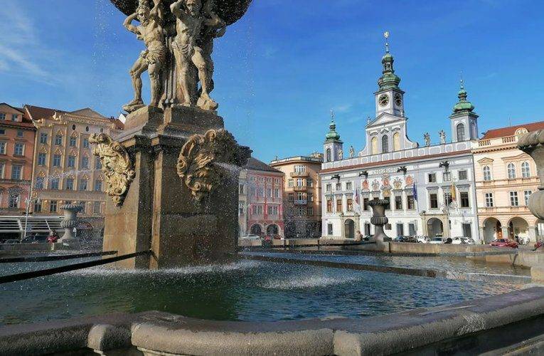 Radnice se opět rozsvítí do červena