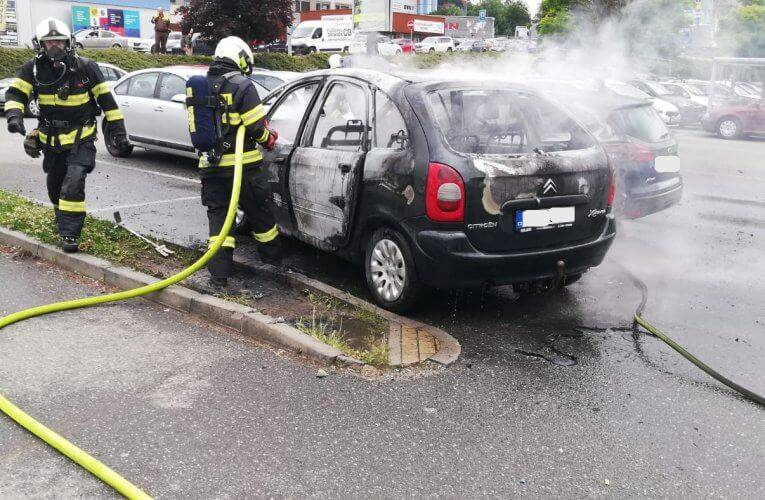 Noční požár v Českých Budějovicích a shořelá auta na parkovišti v Táboře