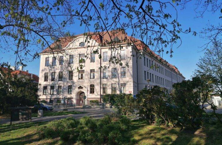 Netradiční rozdávání vysvědčení, třeba i v parku