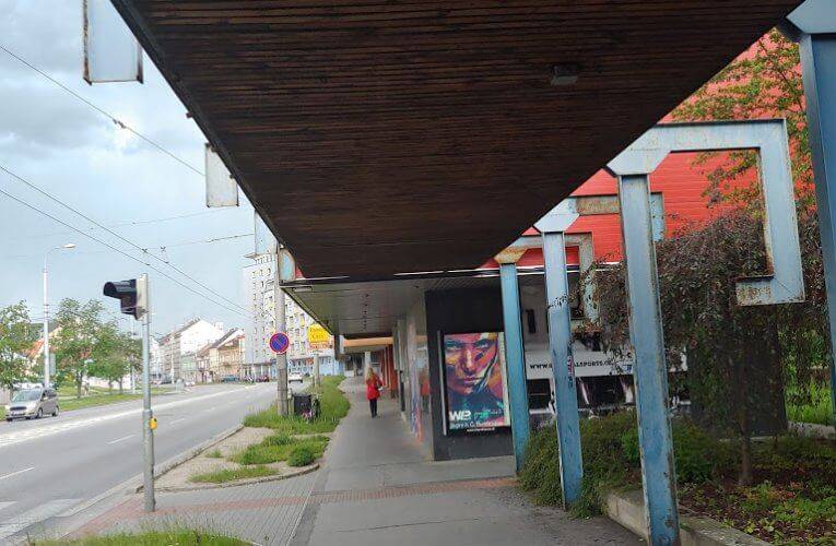 Odstranění zastřešení uzavře chodník a jízdní pruh