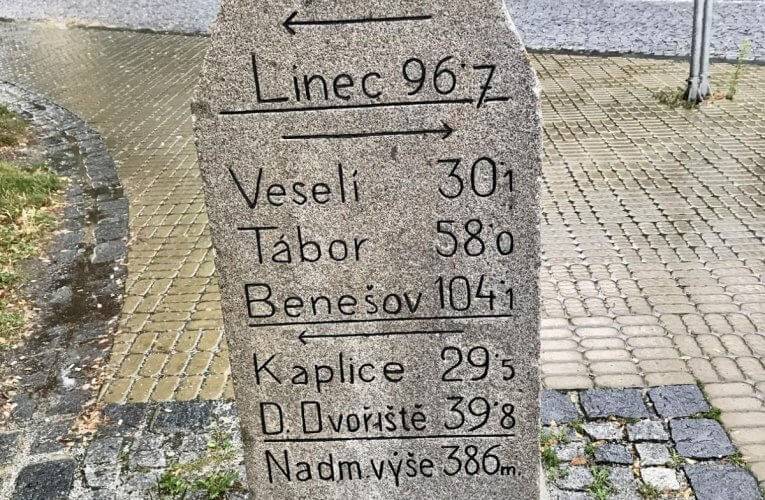 Kamenný rozcestník je zase jako nový