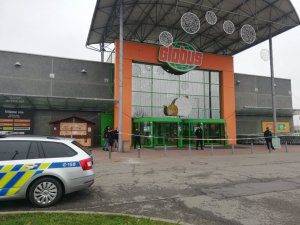 Nahlášená výbušnina v obchodním domě Globus globus bomba