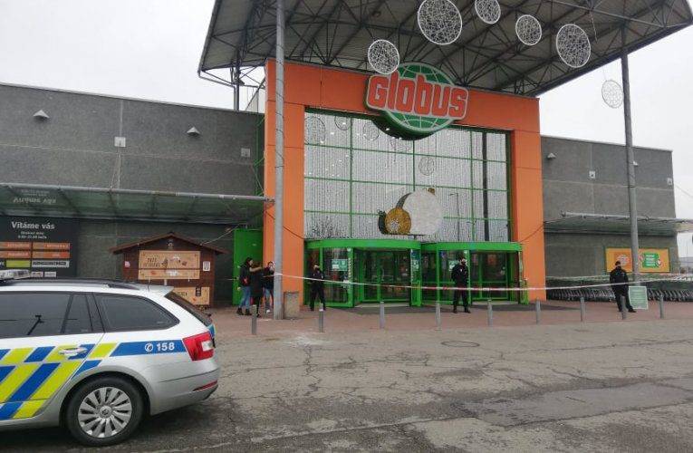 Nahlášená výbušnina v obchodním domě Globus