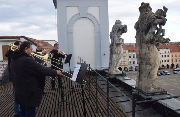 Hudebníci Jihočeského divadla budou hrát úterý a čtvrtek ze střechy radnice