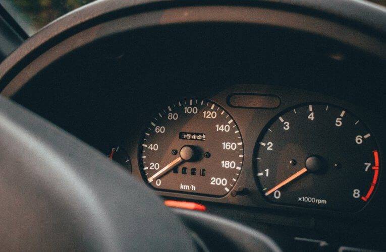 Prodal auto se stočeným tachometrem