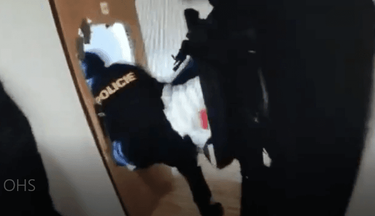 Video: Policie zpacifikovali muže který vyhrožoval sebevraždou