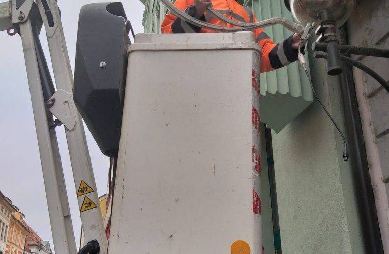 Město začalo s výzdobou na Vánoce