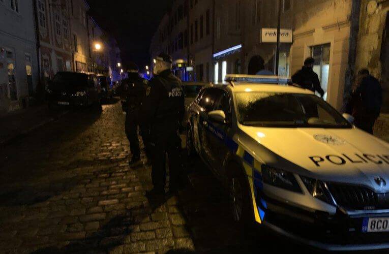 Zásahová jednotka musela večer v centru v baru vyrazit dveře