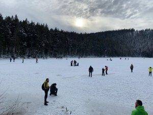 Bruslaři na Čertově jezeře na Šumavě (3. 1. 2020).