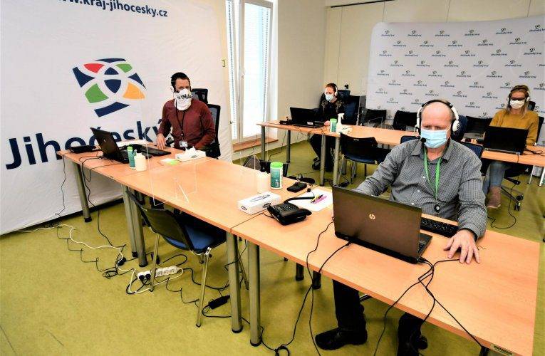 Jihočeský kraj spustí dnes bezplatnou telefonickou linku pro seniory k očkování