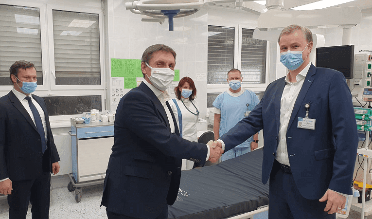 Nemocnice České Budějovice převzala od společnosti LINET hlavní cenu za vítězství v anketě Nemocnice ČR 2020