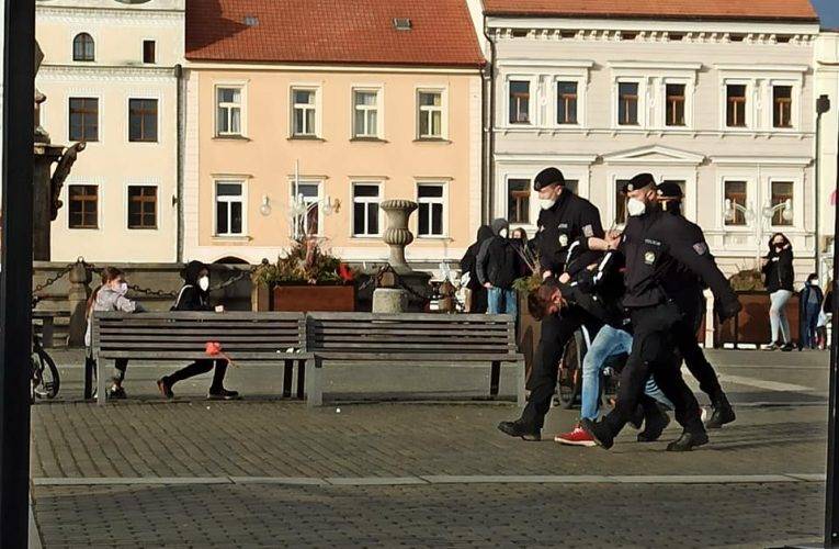 Policisté zadrželi na náměstí mladíka, který si nechtěl nasadit roušku