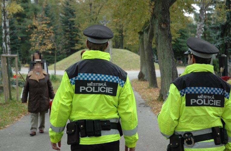 Strážníci pomohli ztracené seniorce dostat se domů