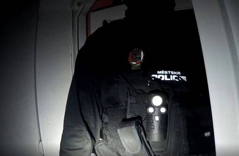 Strážníci nalezli uvnitř baru 30 hostů, údajně slavili narozeniny