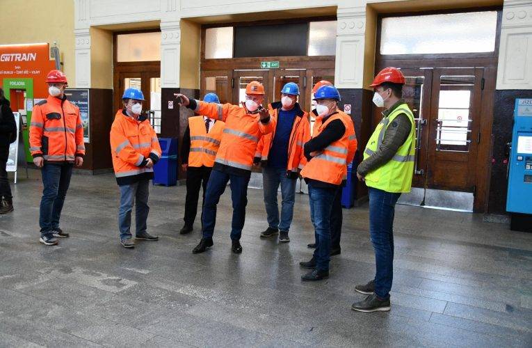 Oprava nádraží pokračuje, zástupci Správy železnic kontrolovali postup prací