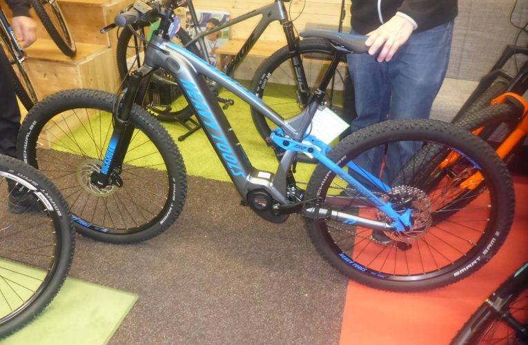 Krádež kola za více než 100000 Kč před prodejnou