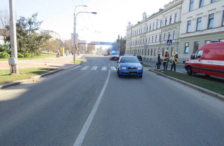 Chodce na přechodu na Lidické třídě srazil osobní automobil, zraněním podlehl