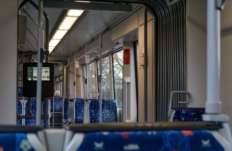 Veřejná doprava v Jihočeském kraji přechází od pondělí 12. dubna na běžný provoz