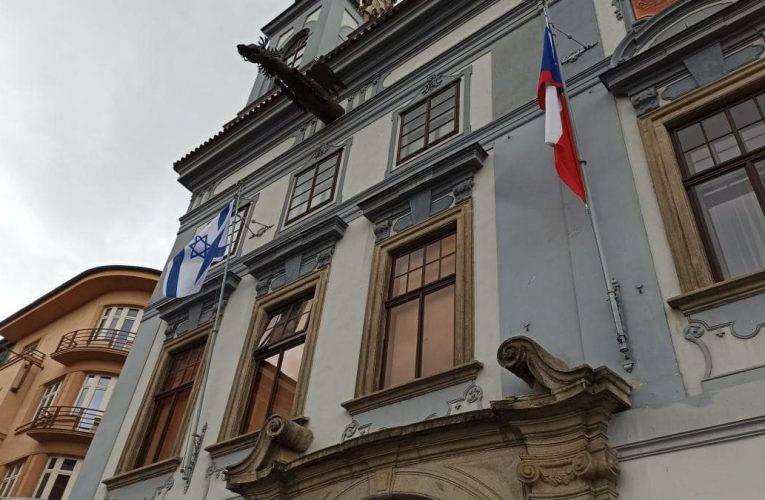 Na radnici vlaje Izraelská vlajka