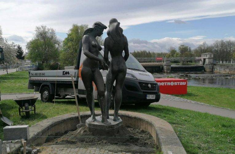 Bronzové sousoší nově u Dlouhého mostu