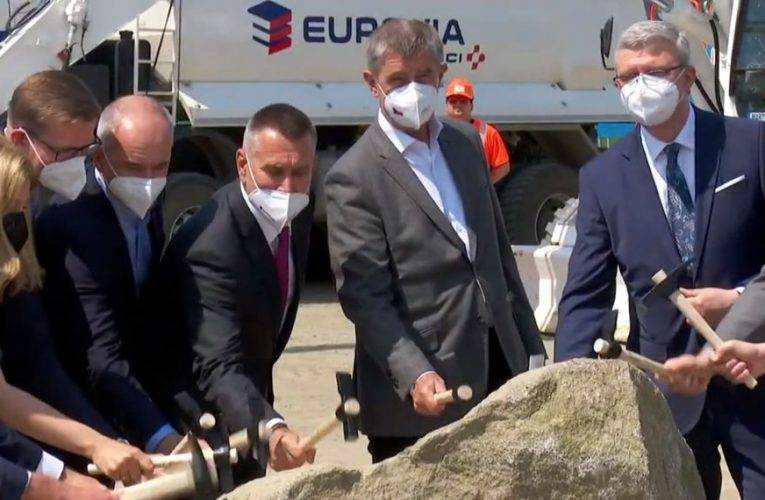 Poklepán základního kamene byla dnes slavnostně zahájena dostavba D4 mezi Pískem a Příbramí
