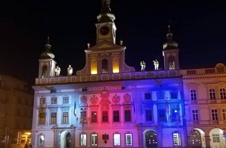 Radnice bude svítit v barvách trikolóry, uctí tak legionáře