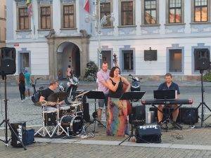 hudebni vecery na namesti