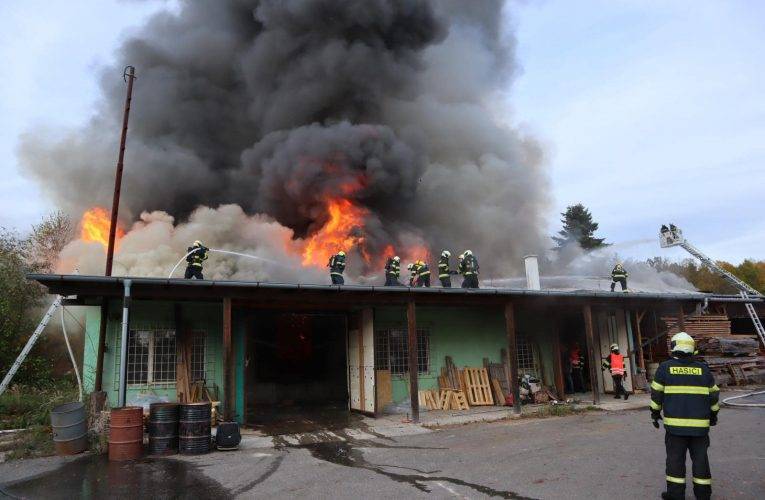 Pětimiliónová škoda u požáru truhlárny v Podolí I.