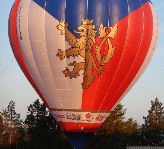 Balon v národních barvách připomene státní svátek 17. listopadu