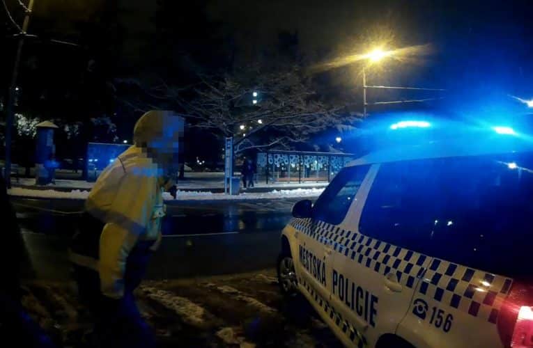 Strážník ve svém osobním volnu zasáhl proti muži, který napadl ženu