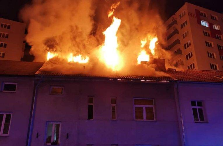 VIDEO: Noční požár bytového domu v Českých Budějovicích