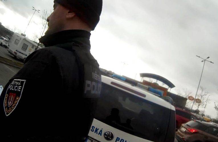 Dva muži prodávali „značkové hodinky“ před obchodním centrem