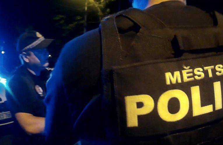 Cizí žena se usadila muži v autě a odmítala vystoupit. Zasáhnout museli strážníci