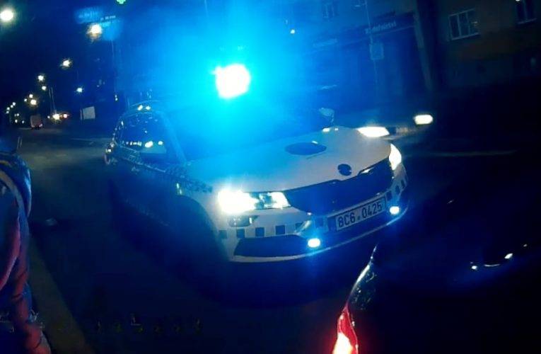 Muž napadal hosty v baru, skončil v poutech na policejní služebně