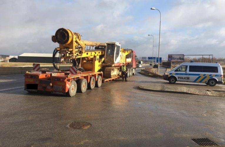 Řidič nadrozměrného nákladu odmítl v Budějcích vážení, dostal pokutu 100.000 Kč